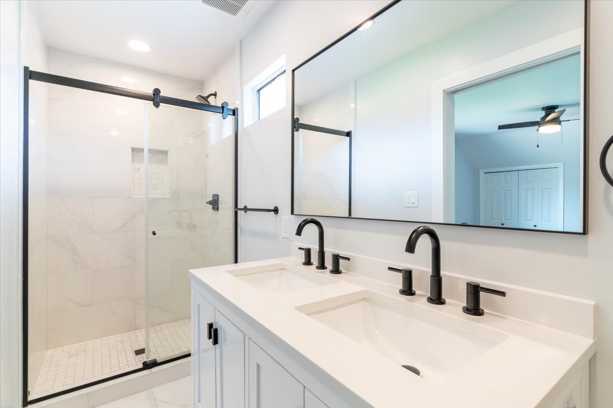 Main Bedroom Bathroom - 817 N Lakeside Dr