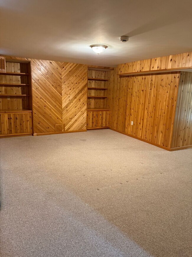 Building Photo - 1531 E Strohm Dr