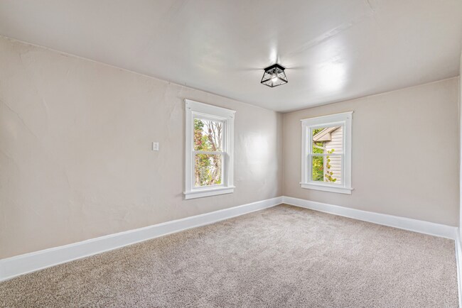 Building Photo - Beautiful 3 bedroom home in Aliquippa available August 1!