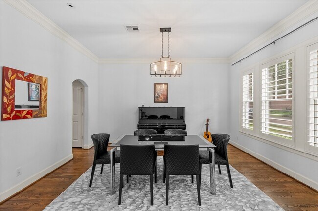 Building Photo - 6404 Community Dr