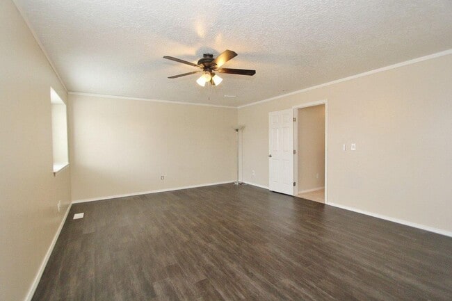 Building Photo - Spacious Home in Quiet Neighborhood
