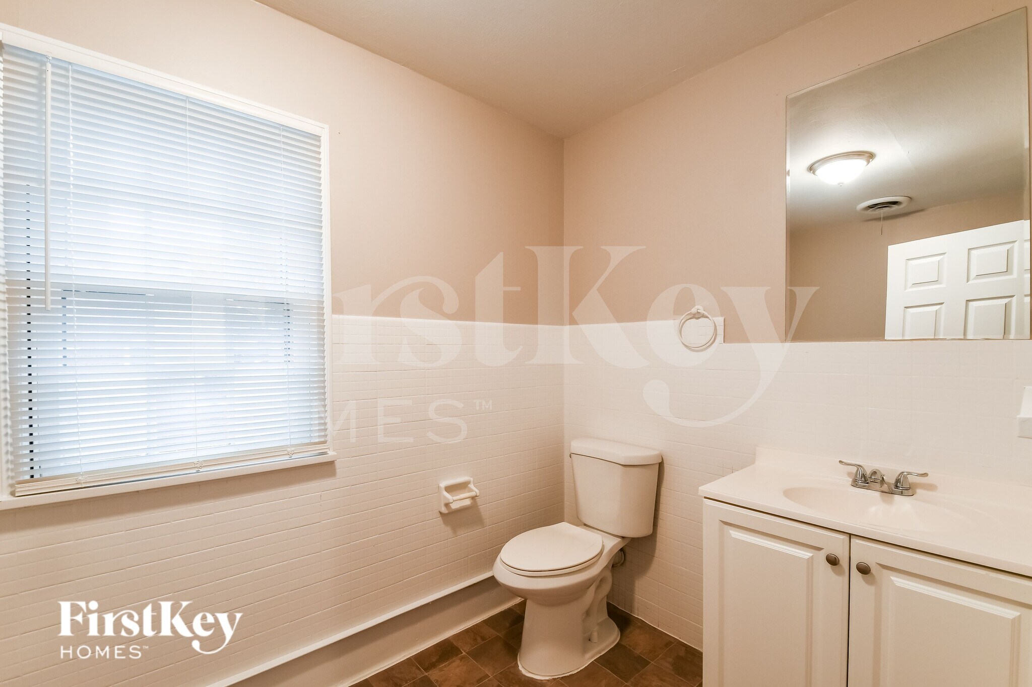 Building Photo - 9846 Rivermont Dr