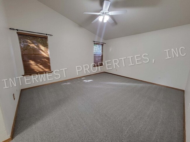 Building Photo - Spacious 3Bd Ba Ranch Style Home With A/C,...