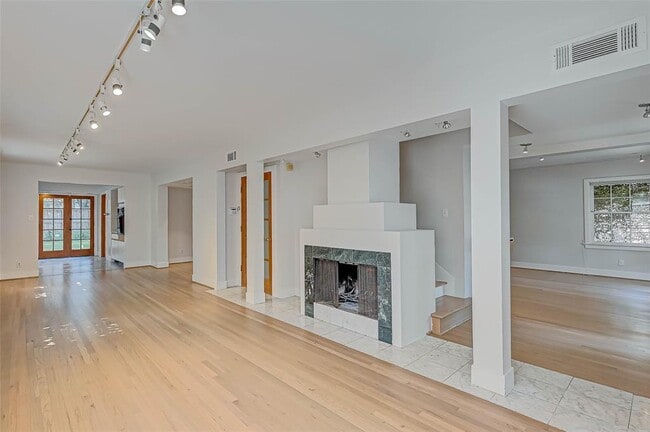 Building Photo - 2346 Dunstan Rd