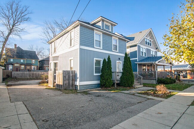 Building Photo - 353 Atlas Ave SE