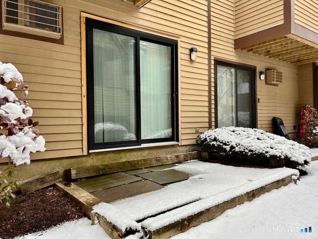 Building Photo - 8 Oakwood Ave