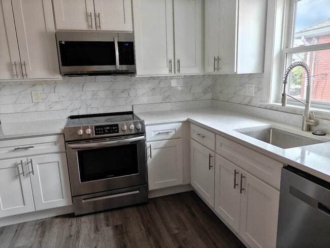 Building Photo - 82 Sparkill St