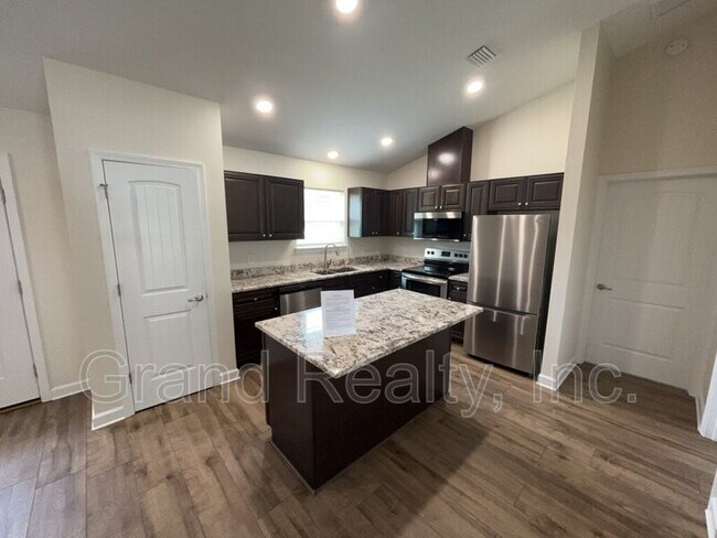 Building Photo - 4004 Roxies Ln