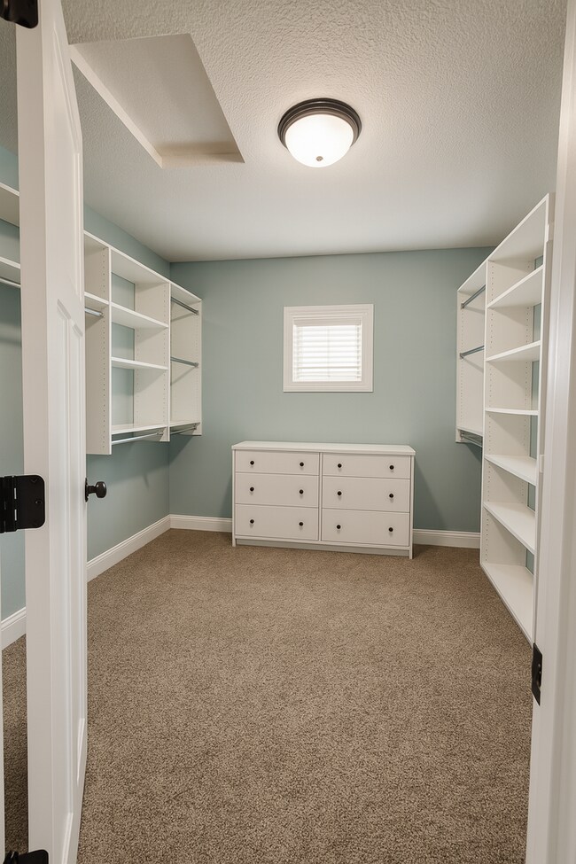 Building Photo - Beautifully Spacious 4bed 3.5bath Home, in...