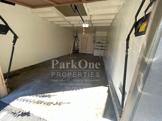 Building Photo - Spacious Town house in Pleasant Hill Now Available!