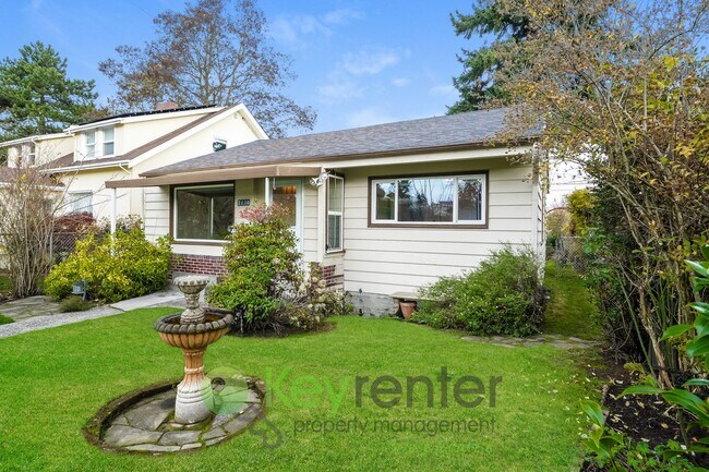 Building Photo - Stylish Three Bedroom Retreat with fully fenced yard and storage!