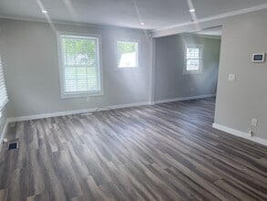 Building Photo - 1 bedroom, 1 bath, large back yard