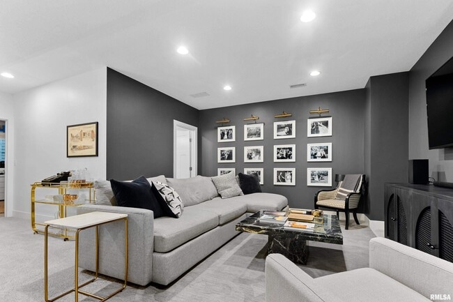 Building Photo - 824 W Moss Ave