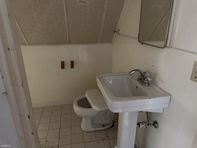 Building Photo - 2 br, 1 bath House - 1717 North Gale Avenue