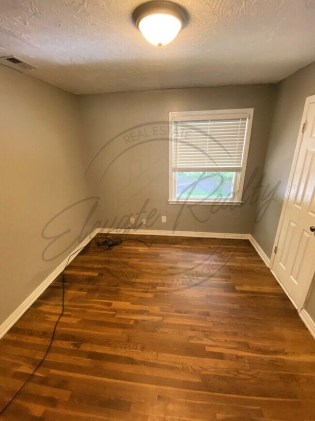 Building Photo - Two Bedroom Ranch Style Apartment Near BNA on Special!