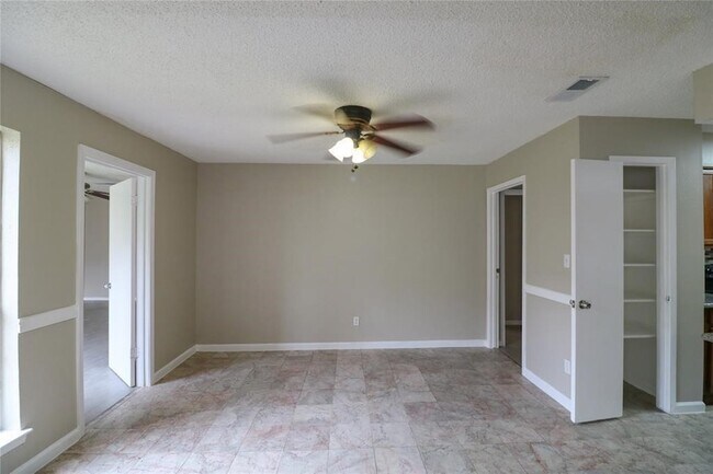 Building Photo - 6111 Briar Glade Dr