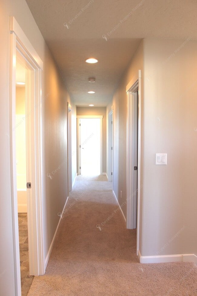 Building Photo - 3 BR home in Northwest Redmond w/ Mountain Views