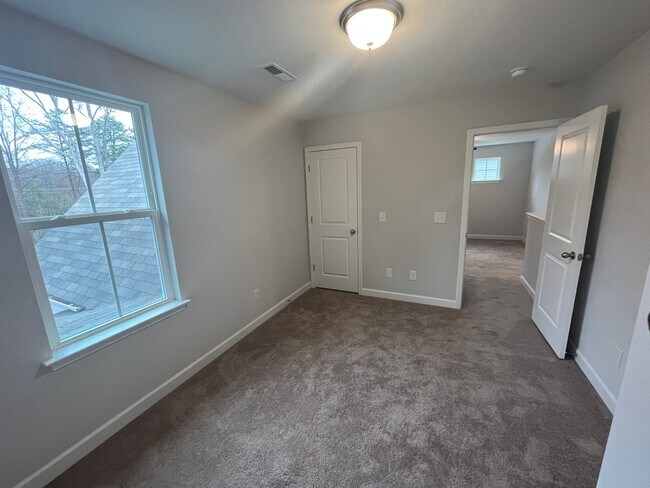 Building Photo - Breathtaking 4 Bedroom, 2 1/2 Bathroom House in Winston Salem, NC!