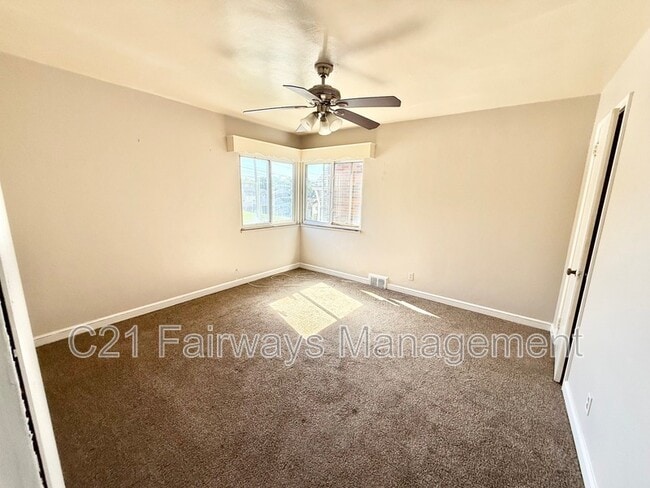 Building Photo - 2527 Versailles Ave