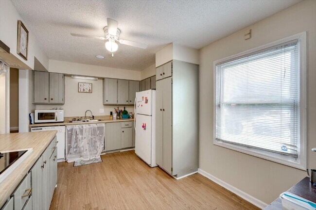 Building Photo - Fully Furnished Home