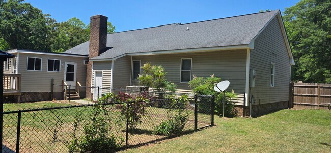 Building Photo - Nice Home with Many Amenities
