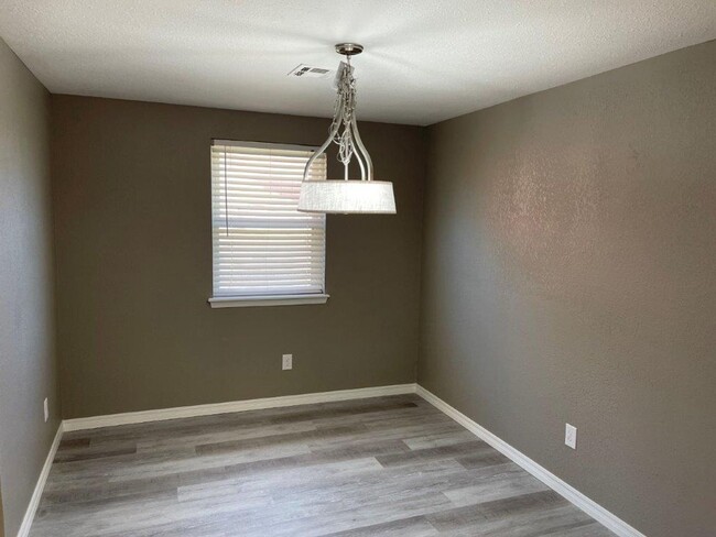 Building Photo - Pets OK! Moore Schools, 2 bed 2 full bath ...