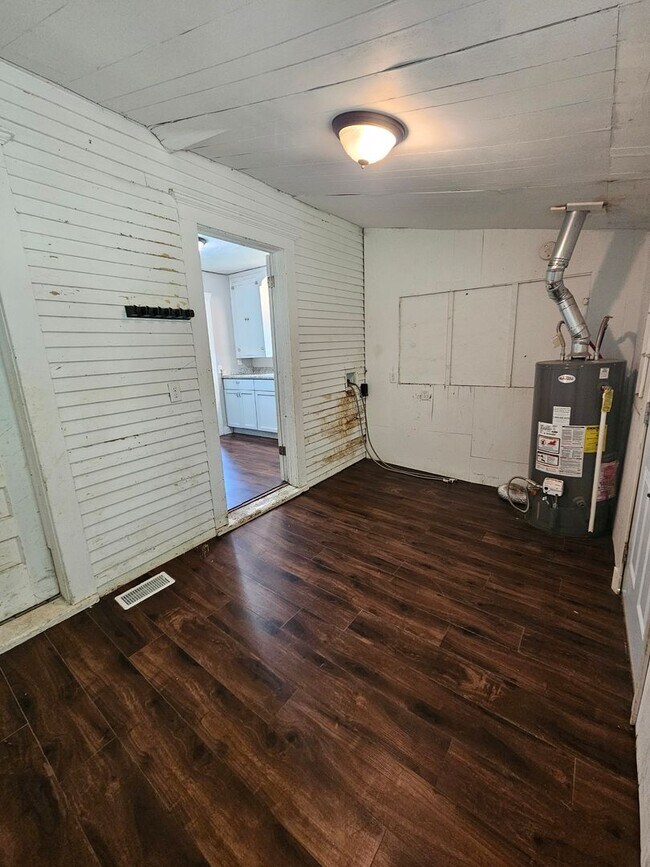 Building Photo - 2 bedroom | 1 Bathroom Home | Pets Welcome!