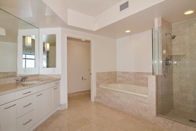 Building Photo - 13600 MARINA POINTE Dr