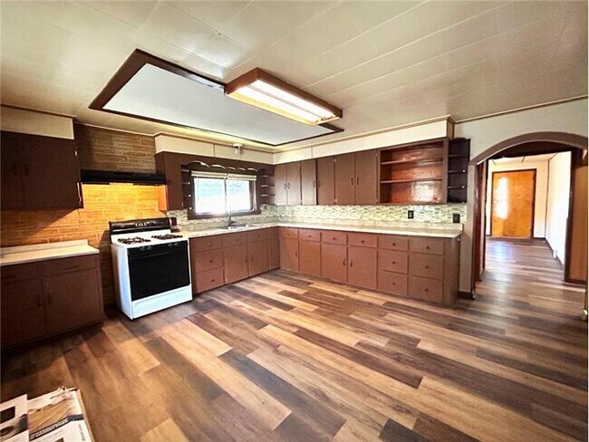 Building Photo - 828 Cove Rd