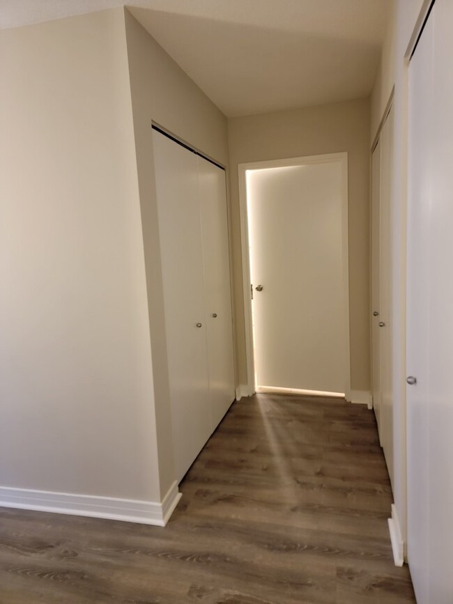 Building Photo - 512 N McClurg Ct