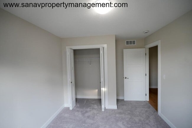 Building Photo - Family-Friendly Ranch Home with 3 Car Gara...