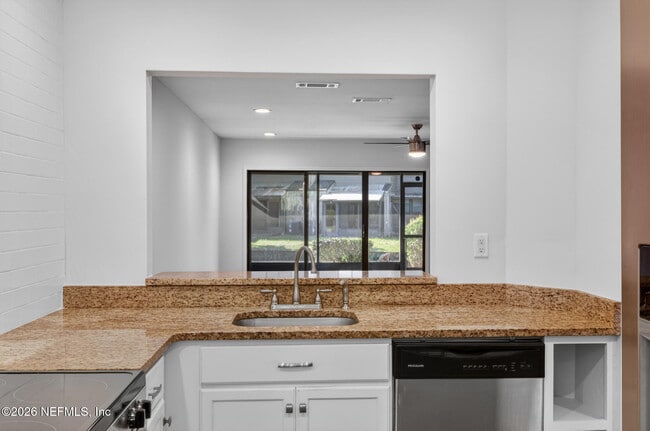 Building Photo - 7701 Baymeadows Cir W