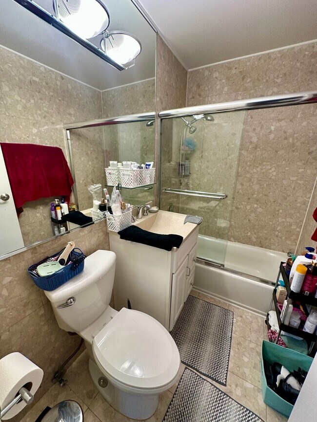 Building Photo - 16 E Old Willow Rd