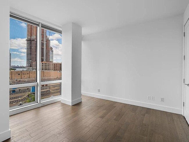 Building Photo - 5-19 Borden Avenue