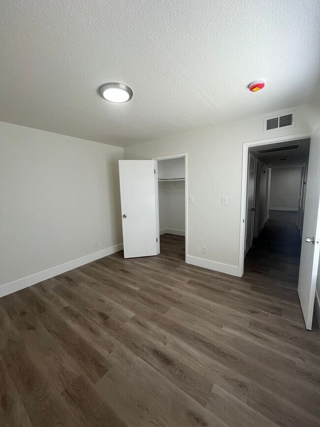 Building Photo - Downstairs unit available at The Arbors! M...