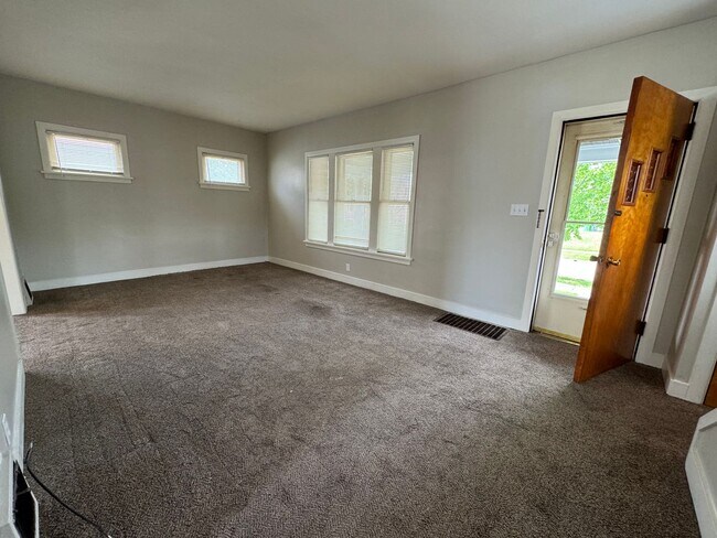 Building Photo - Newly updated 3 bd single fam house ( NO VOUCHERS)