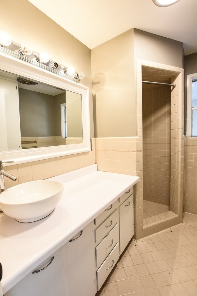 Building Photo - Spacious 4 Bedroom Home