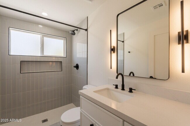 Building Photo - 1530 E Alameda Dr