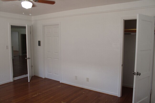 Building Photo - Three Bedroom, One Bathroom Single Family Home in Isleton.