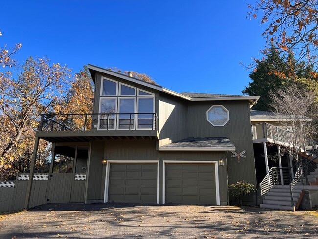 Building Photo - STUNNING VIEWS from this 3 bedroom, 2 bath home | Available February