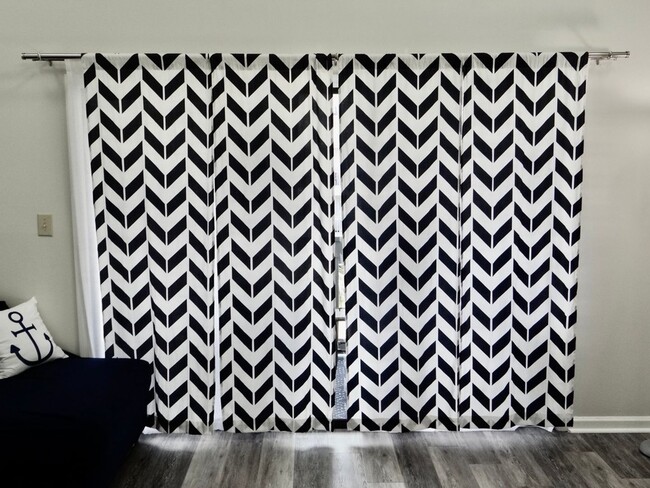 Building Photo - Beautifully Remodeled and Furnished Rental...