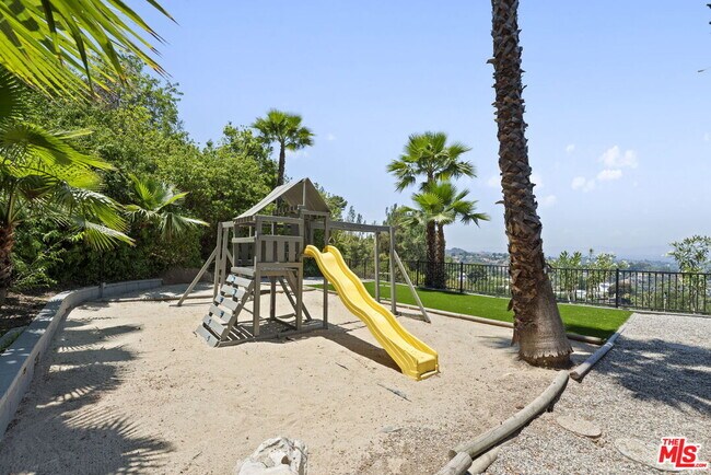 Building Photo - 15851 Mulholland Pl