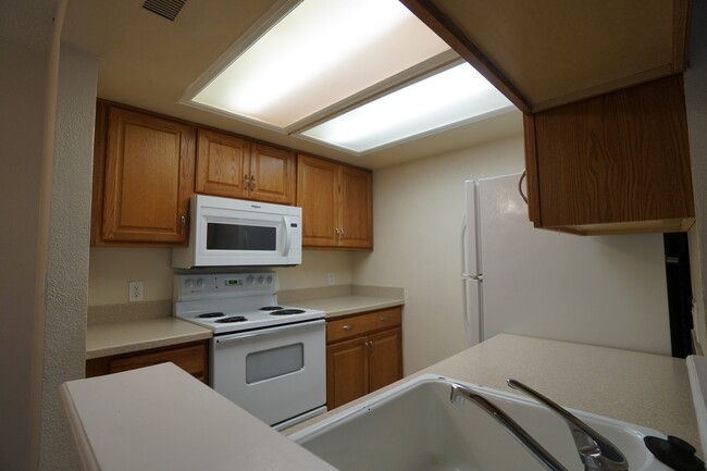 Building Photo - 844 Tenderfoot Hill Rd