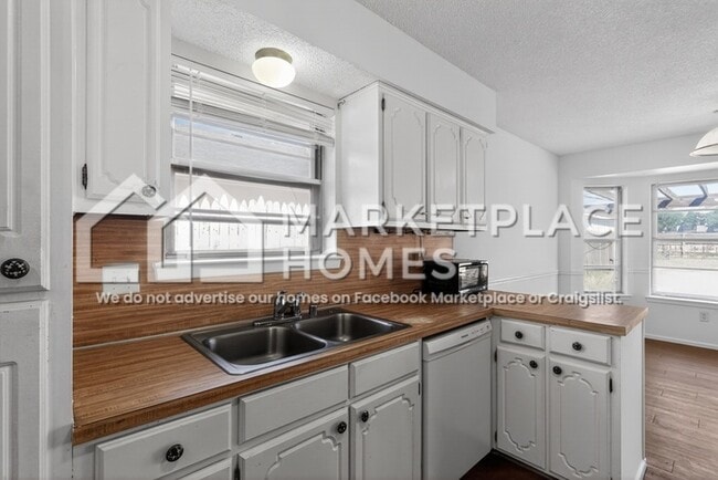Building Photo - 5202 Ric Dr