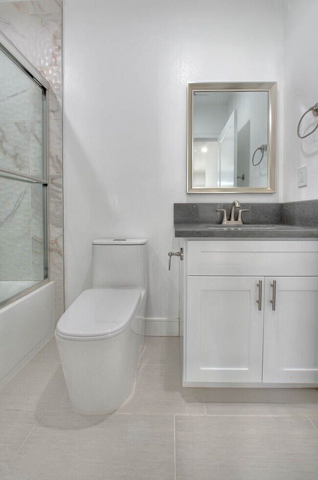 Building Photo - Luxury 2 & 4 Bed Townhomes in NoHo!