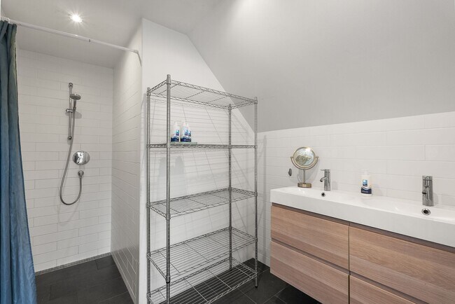 Building Photo - Winter Rental:  Helena House - Utilities Included & Dog-friendly!
