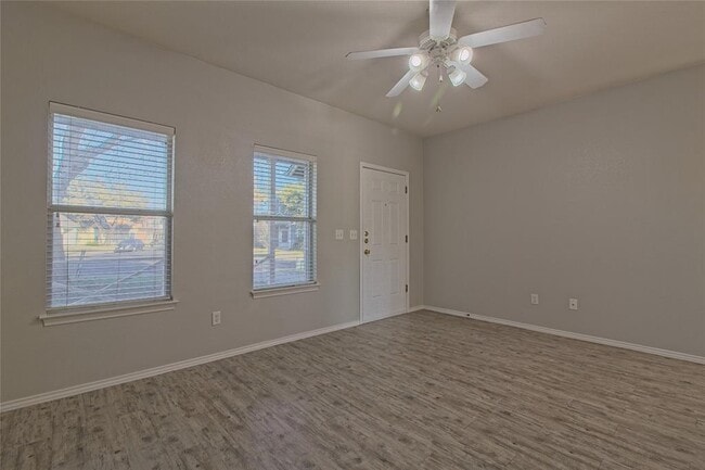 Building Photo - 1102 E 3rd St