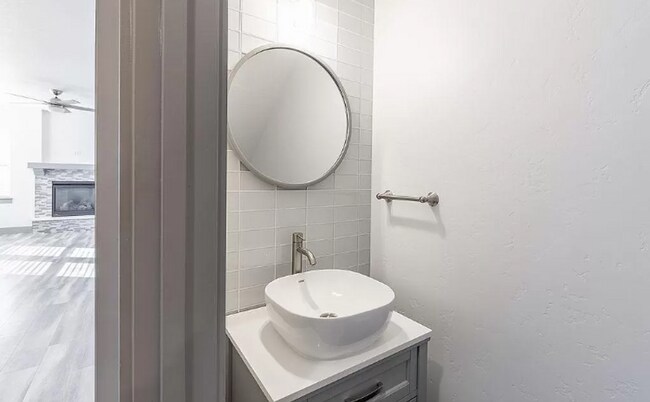 Building Photo - 3 bed 2.5 bath townhome in heart of Meridian