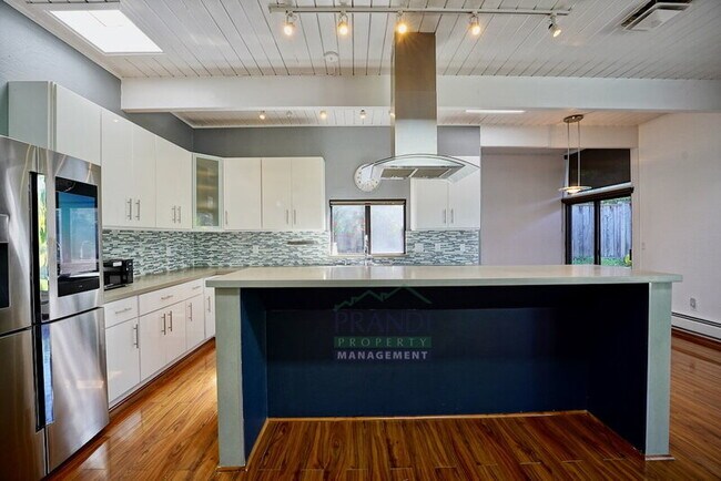 Building Photo - 955 Las Ovejas Ave