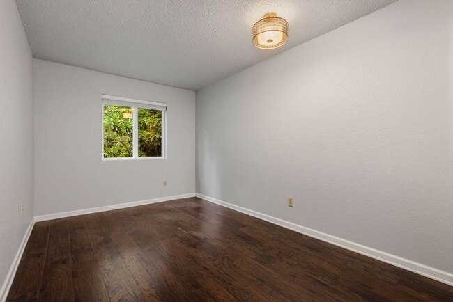 Building Photo - 14022 Juanita Dr NE